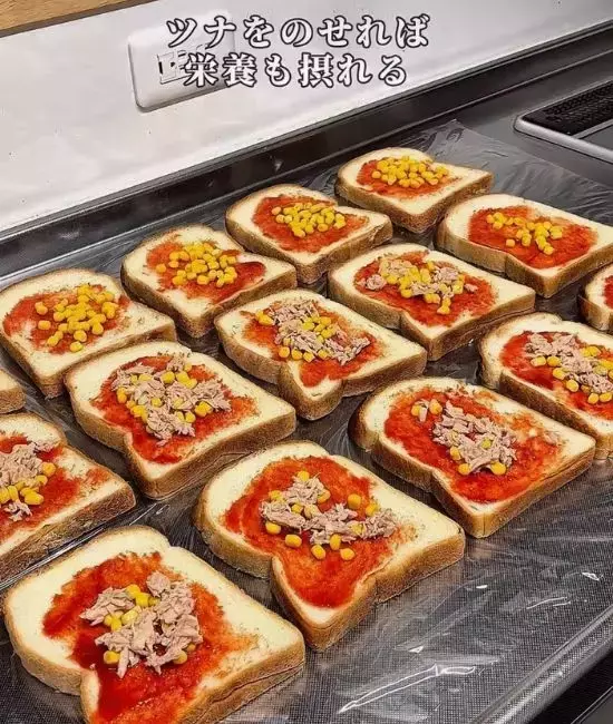 ラップで包む前に具材をのせて！　食パンの保存法に「考えもしなかった」