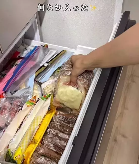 ラップで包む前に具材をのせて！　食パンの保存法に「考えもしなかった」