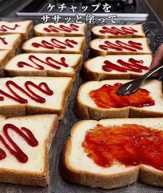 ラップで包む前に具材をのせて！　食パンの保存法に「考えもしなかった」