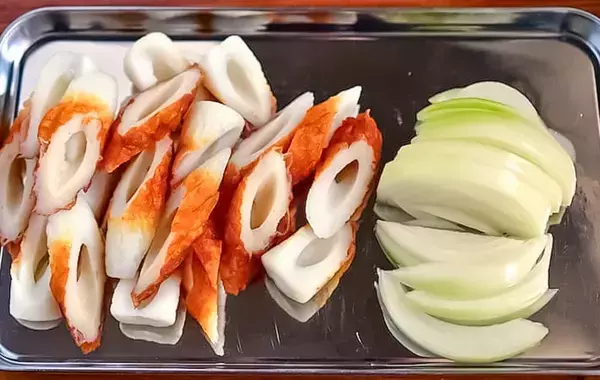 ちくわとタマネギを炒めて…　管理栄養士のアイデアに「肉より安上がり」「これで十分」