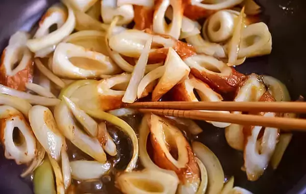 ちくわとタマネギを炒めて…　管理栄養士のアイデアに「肉より安上がり」「これで十分」