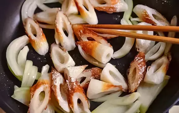 ちくわとタマネギを炒めて…　管理栄養士のアイデアに「肉より安上がり」「これで十分」