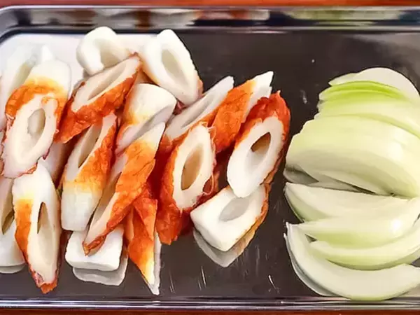 ちくわとタマネギを炒めて…　管理栄養士のアイデアに「肉より安上がり」「これで十分」