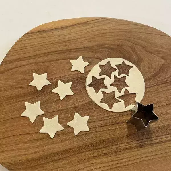 餃子の皮を2枚重ねて焼くだけ！　完成したモノに「これならわざと余らせたい」