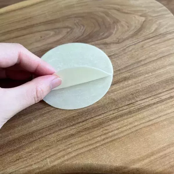 餃子の皮を2枚重ねて焼くだけ！　完成したモノに「これならわざと余らせたい」