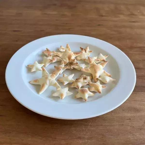 餃子の皮を2枚重ねて焼くだけ！　完成したモノに「これならわざと余らせたい」