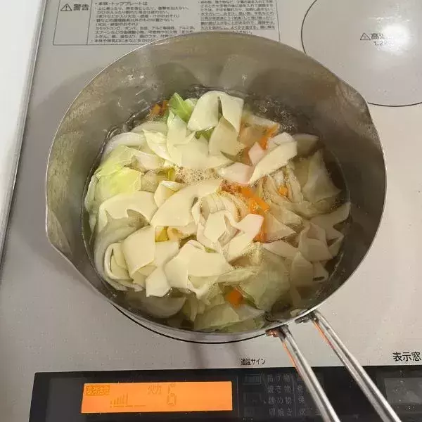 餃子の皮を2枚重ねて焼くだけ！　完成したモノに「これならわざと余らせたい」