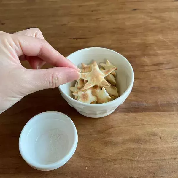 餃子の皮を2枚重ねて焼くだけ！　完成したモノに「これならわざと余らせたい」