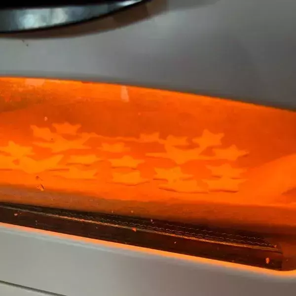 餃子の皮を2枚重ねて焼くだけ！　完成したモノに「これならわざと余らせたい」