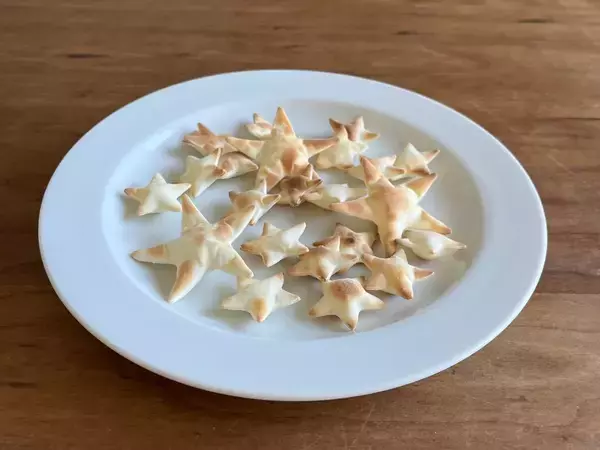 餃子の皮を2枚重ねて焼くだけ！　完成したモノに「これならわざと余らせたい」