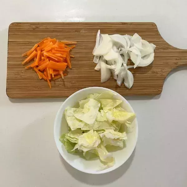 餃子の皮を2枚重ねて焼くだけ！　完成したモノに「これならわざと余らせたい」