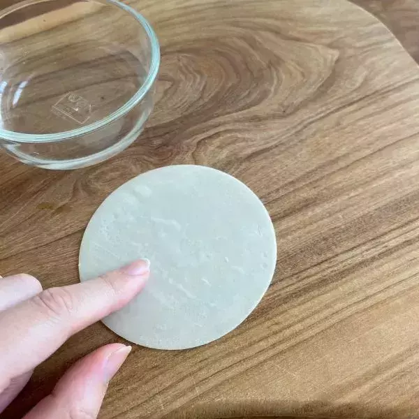 餃子の皮を2枚重ねて焼くだけ！　完成したモノに「これならわざと余らせたい」