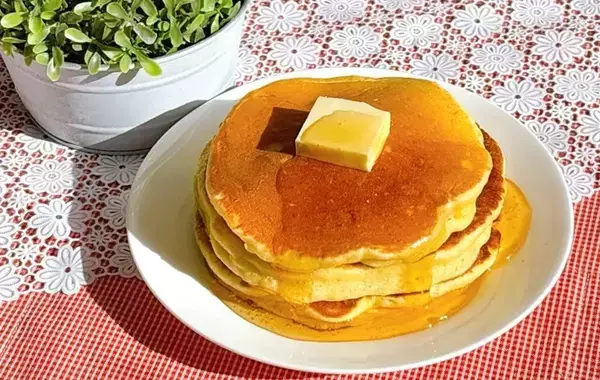 ホットケーキミックスに混ぜてみて！　モチモチにするコツに「弾力すごい」「腹持ちよし」