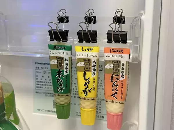 冷蔵庫のドアポケットにダブルクリップを挟んで？　日常生活が少し便利になる活用術