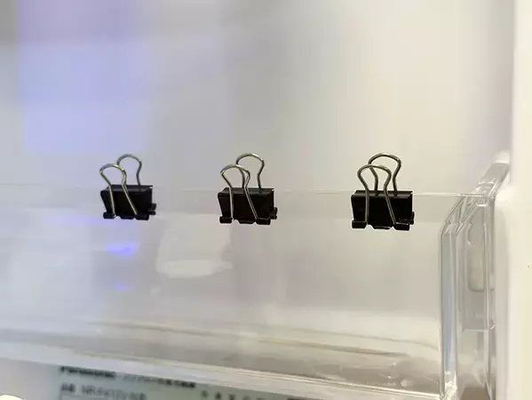冷蔵庫のドアポケットにダブルクリップを挟んで？　日常生活が少し便利になる活用術