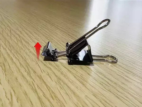 冷蔵庫のドアポケットにダブルクリップを挟んで？　日常生活が少し便利になる活用術