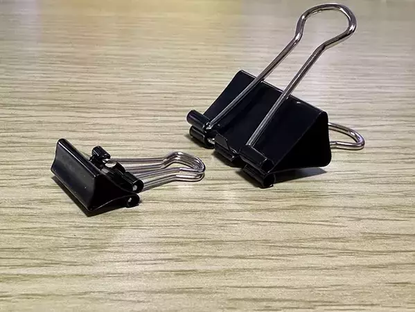 冷蔵庫のドアポケットにダブルクリップを挟んで？　日常生活が少し便利になる活用術