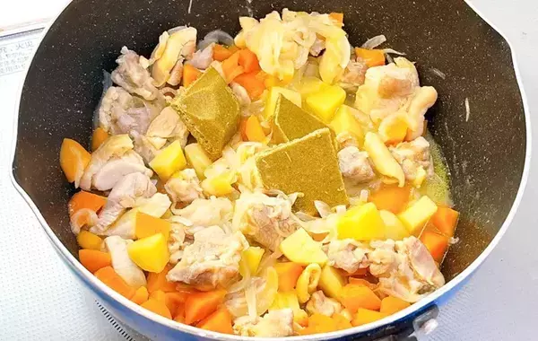 時短でカレーにコクを出す調理法　水の代わりに…「ビックリ」「子供がパクパク」