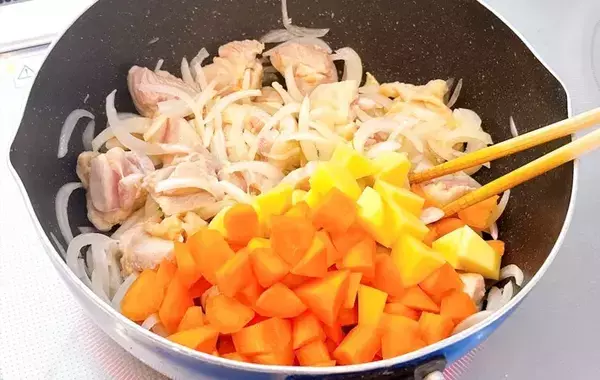 時短でカレーにコクを出す調理法　水の代わりに…「ビックリ」「子供がパクパク」