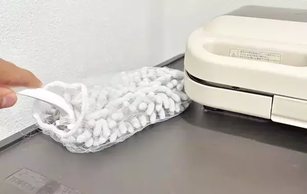 ハンディモップに排水口ネットをかぶせると？　試した結果に「コスパよし」「汚れにくい！」