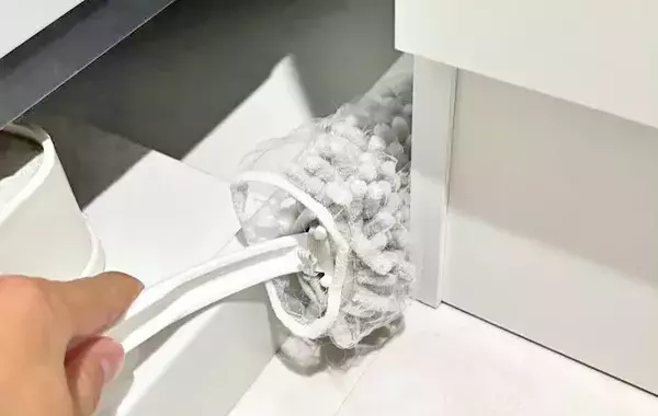 ハンディモップに排水口ネットをかぶせると？　試した結果に「コスパよし」「汚れにくい！」