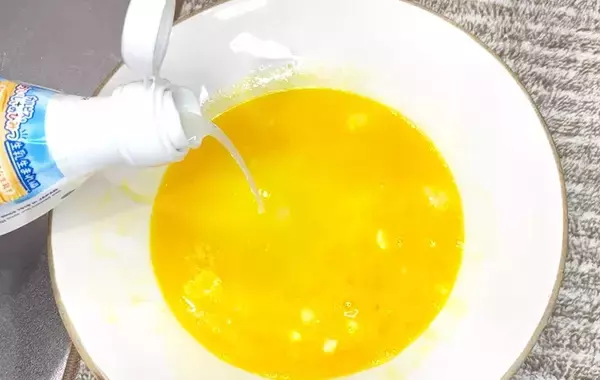 もう硬くならない！　鶏肉がやわらかくなる裏技に「ちょうど余ってた」