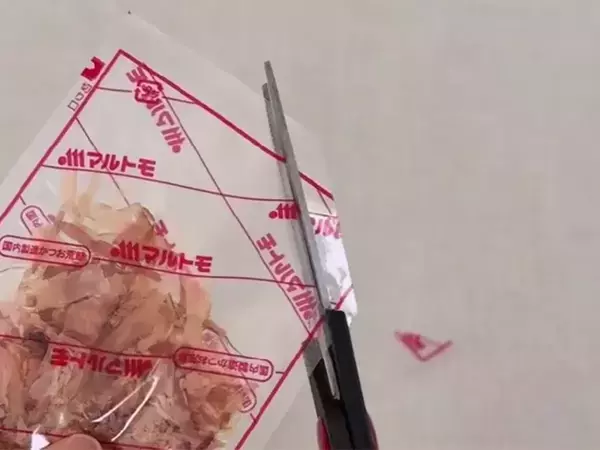かつお節の袋は2回カットして…　簡単な袋の閉じ方に「試してみます」「初めて知った」