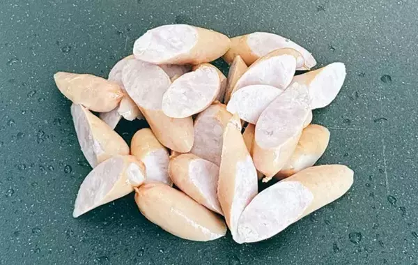 切ったウインナーを炊飯器に入れて…　蓋を開けたら「これは反則だわ…」【炊きこみご飯】