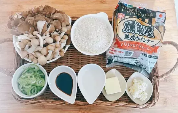 切ったウインナーを炊飯器に入れて…　蓋を開けたら「これは反則だわ…」【炊きこみご飯】