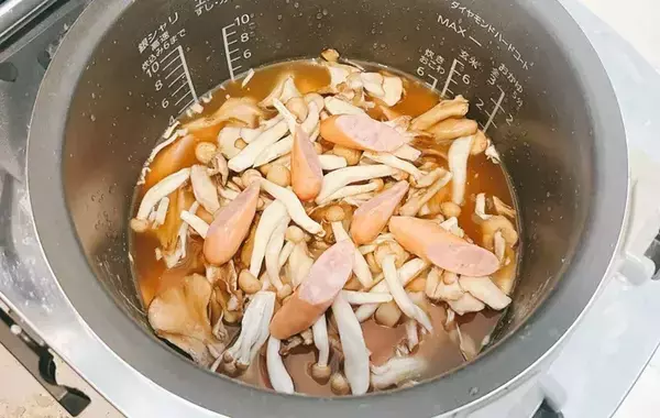 切ったウインナーを炊飯器に入れて…　蓋を開けたら「これは反則だわ…」【炊きこみご飯】