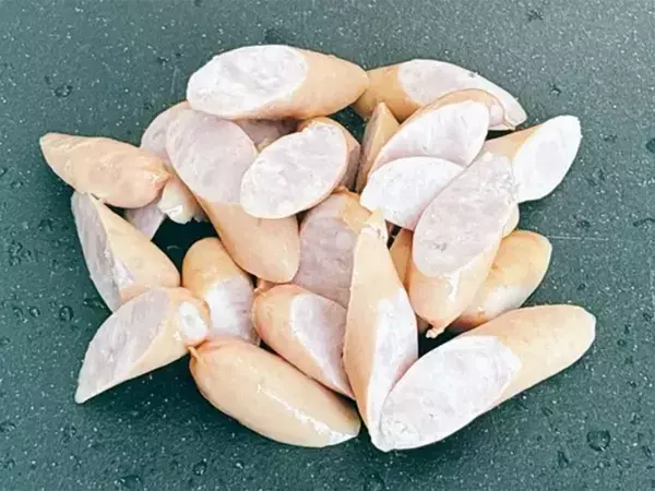 切ったウインナーを炊飯器に入れて…　蓋を開けたら「これは反則だわ…」【炊きこみご飯】