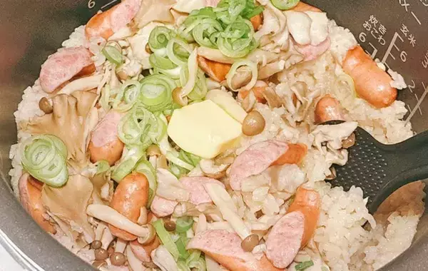 切ったウインナーを炊飯器に入れて…　蓋を開けたら「これは反則だわ…」【炊きこみご飯】