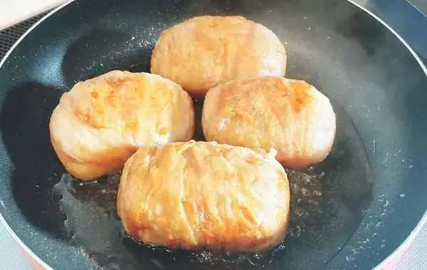 包んで焼いただけ！　丸大食品の肉巻きレシピに「発想が天才」「おにぎりを超えた」