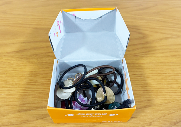 知ったらもう捨てません！　『ティッシュの空箱』をカットし、折り込むと…「収納箱に大変身！」