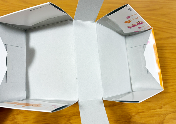 知ったらもう捨てません！　『ティッシュの空箱』をカットし、折り込むと…「収納箱に大変身！」