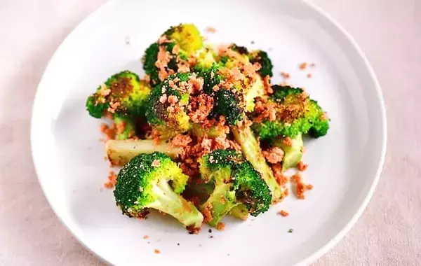 焼いたブロッコリーに加えたのは？　管理栄養士の『材料3つ』に目からウロコ