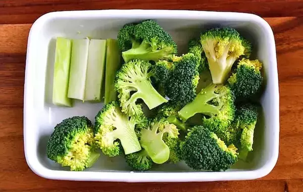 焼いたブロッコリーに加えたのは？　管理栄養士の『材料3つ』に目からウロコ