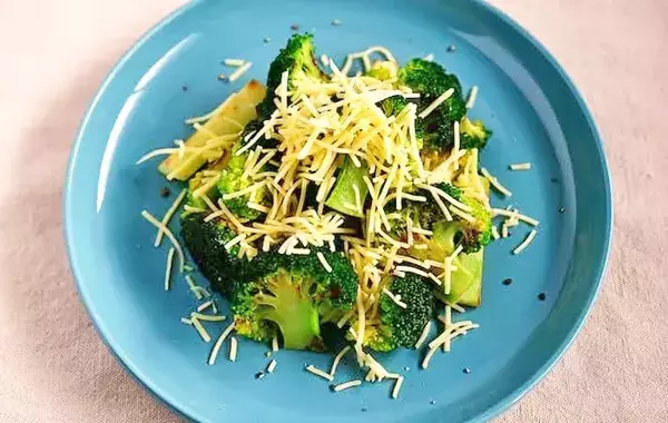 焼いたブロッコリーに加えたのは？　管理栄養士の『材料3つ』に目からウロコ