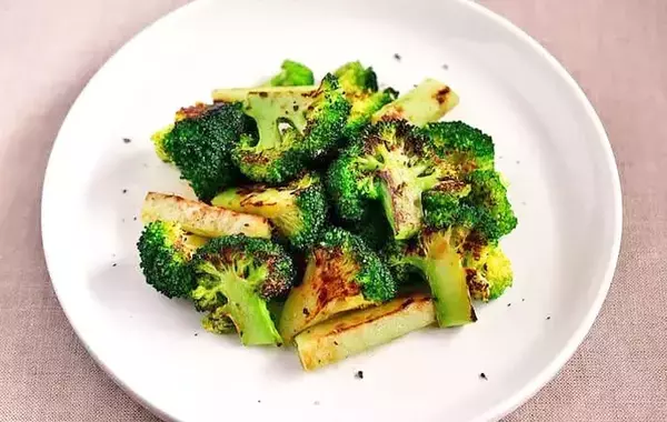 焼いたブロッコリーに加えたのは？　管理栄養士の『材料3つ』に目からウロコ