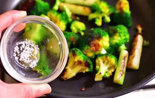 焼いたブロッコリーに加えたのは？　管理栄養士の『材料3つ』に目からウロコ