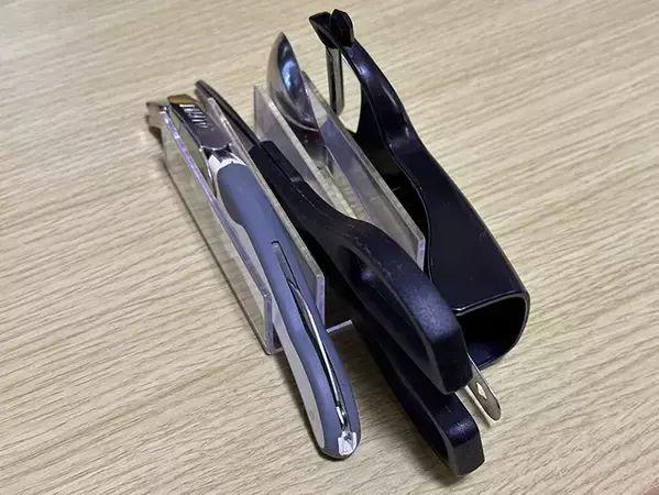 セリアの『デスク仕切りスタンドショート』があらゆるものに使えて便利！　活用法3選