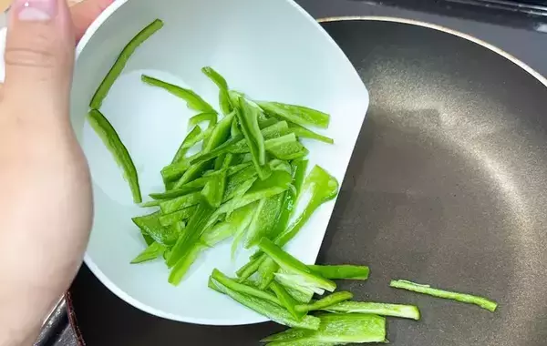 ニトリのキッチンアイテムに「頼もしい」　500円以下で料理がグッと楽になった理由