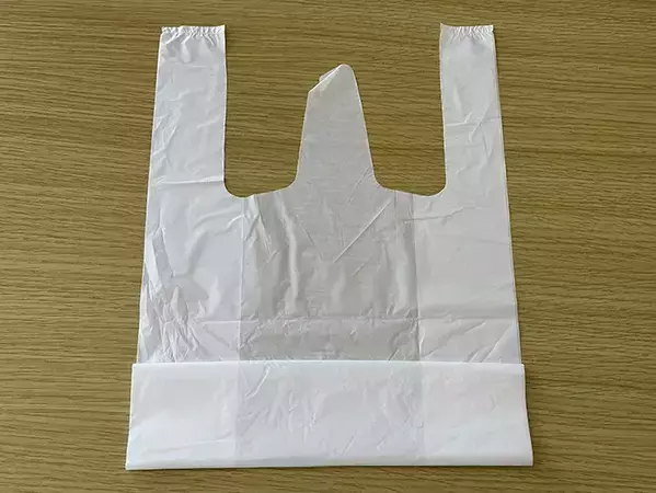 「三角折りよりコンパクト！」　ビニール袋を四角折りにする方法が？