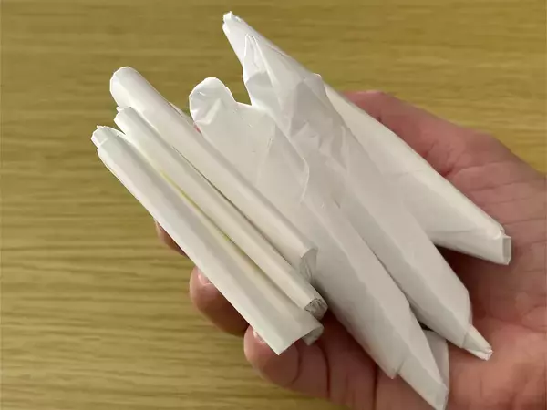 「三角折りよりコンパクト！」　ビニール袋を四角折りにする方法が？