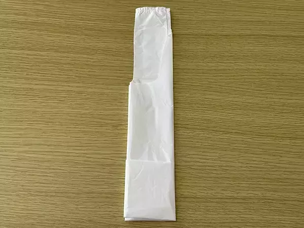 「三角折りよりコンパクト！」　ビニール袋を四角折りにする方法が？