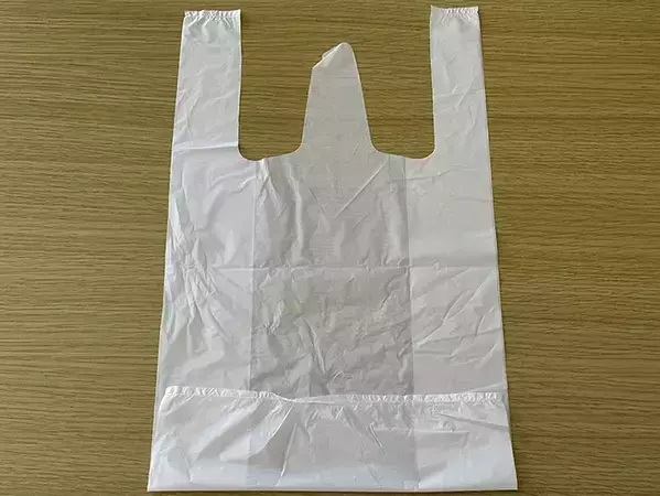 「三角折りよりコンパクト！」　ビニール袋を四角折りにする方法が？