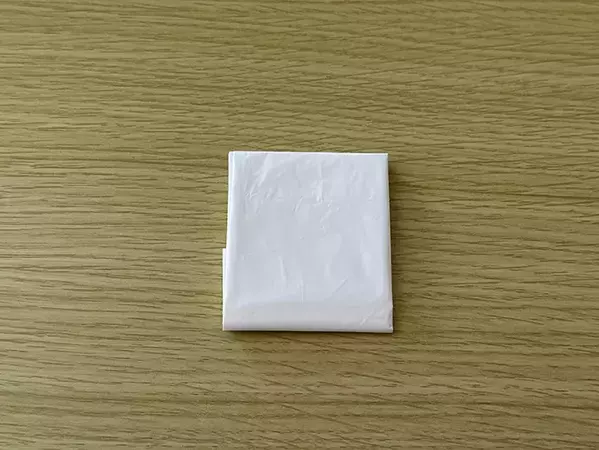 「三角折りよりコンパクト！」　ビニール袋を四角折りにする方法が？