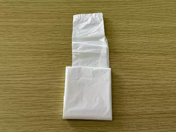 「三角折りよりコンパクト！」　ビニール袋を四角折りにする方法が？