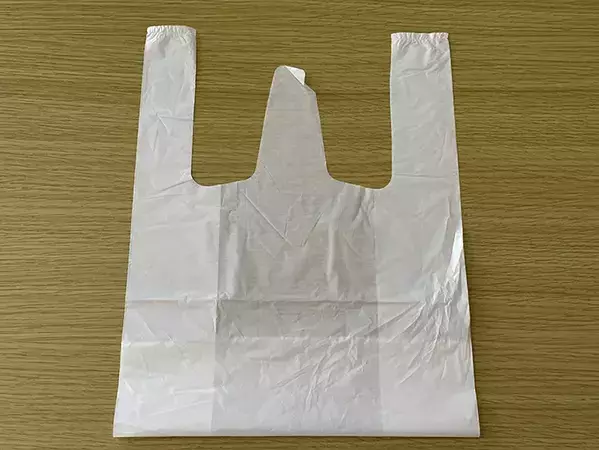 「三角折りよりコンパクト！」　ビニール袋を四角折りにする方法が？