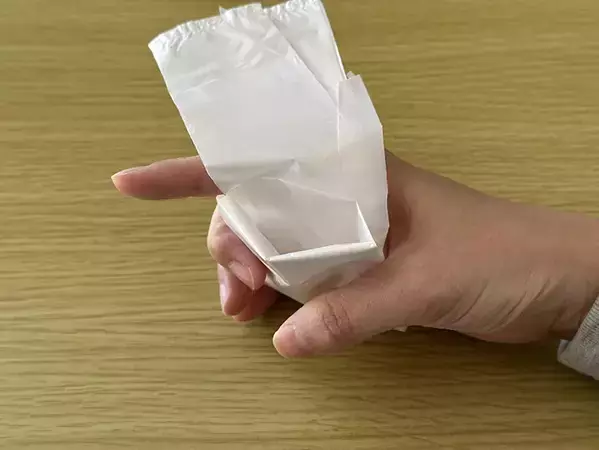 「三角折りよりコンパクト！」　ビニール袋を四角折りにする方法が？